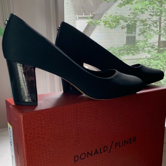 donald pliner black pumps